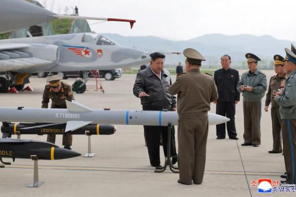 Pemimpin Korea Utara Awasi Latihan Udara dan Serukan Persiapan Perang