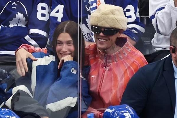Rumor Perceraian, Justin Bieber Berpelukan Mesra dengan Hailey Bieber saat Nonton Hoki Es