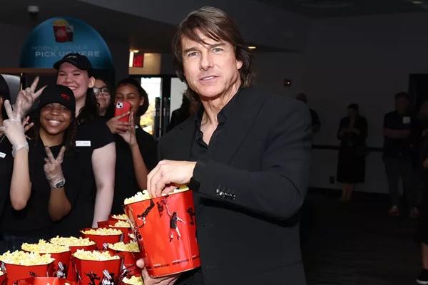 Reaksi Tom Cruise Menjadi Viral karena Caranya Makan Popcorn di Bioskop