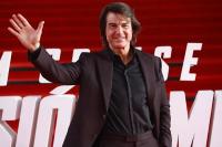 Tom Cruise Raih Guiness World Record untuk Lompatan Parasut Terbanyak