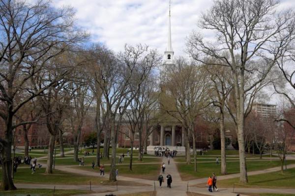 Menteri Dalam Negeri AS Perintahkan Penghentian Program Visa Pelajar Harvard