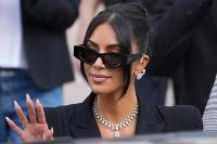 Bersaksi di Sidang Perampokan, Kim Kardashian Pakai Kalung Berlian Seharga Rp48 Miliar