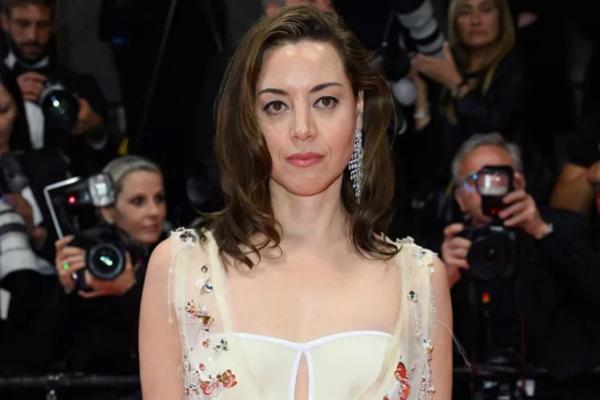 Aubrey Plaza Tampil Pertama Kali di Karpet Merah Sejak Suaminya Jeff Baena Meninggal Bunuh Diri