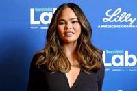 Viral Wajahnya Dibalut Perban, Ini Pengakuan Chrissy Teigen tentang Prosedur Kosmetik