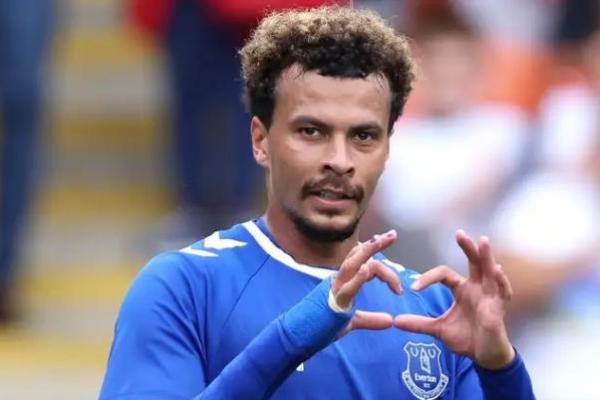 Debut yang Tragis, 10 Pemain Ini Langsung Mendapat Kartu Merah
