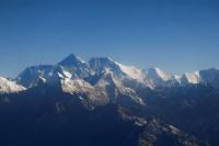 Warga Inggris Menjadi yang Pertama Mendaki Gunung Everest dengan Bantuan Gas Xenon