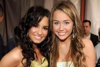 Dirancang Vivienne Westwood, Gaun Pengantin Demi Lovato Ada Kaitannya dengan Miley Cyrus