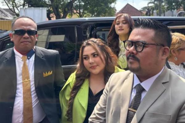 Tampil Nyentrik, Lisa Mariana Hadiri Sidang Perdana di PN Bandung