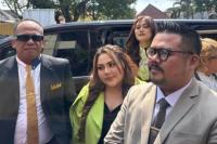 Tampil Nyentrik, Lisa Mariana Hadiri Sidang Perdana di PN Bandung