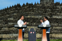Saat Emmanuel Macron Gapai Patung Budha di Candi Borobudur