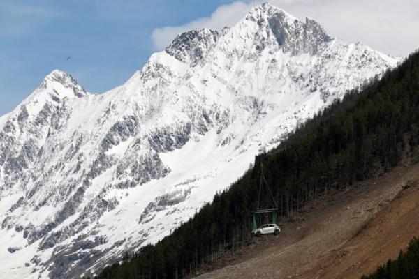 Risiko Banjir Ancam Lembah Swiss setelah Gletser Mengubur Desa