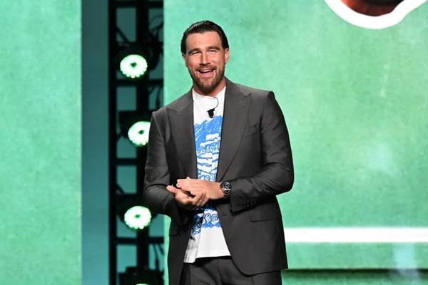 Travis Kelce Tunjukkan Rasa Cintanya untuk Taylor Swift yang Berhasil Beli Kembali Master Albumnya