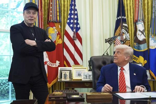 Presiden Donald Trump mendongak saat Elon Musk berbicara selama konferensi pers di Ruang Oval pada tanggal 30 Mei 2025. (FOTO: AFP) 