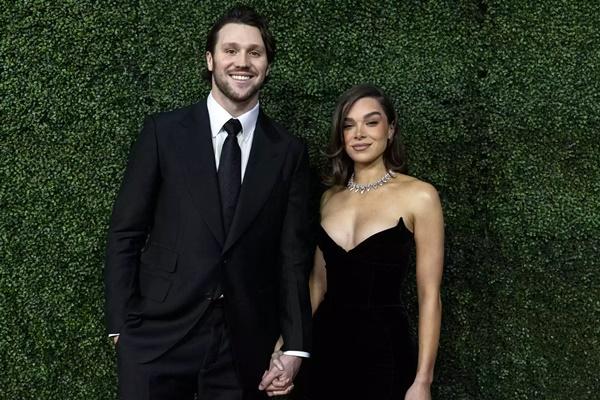 Jelang Pernikahan, Wajah Hailee Steinfeld dan Josh Allen Penuh Senyum Semringah