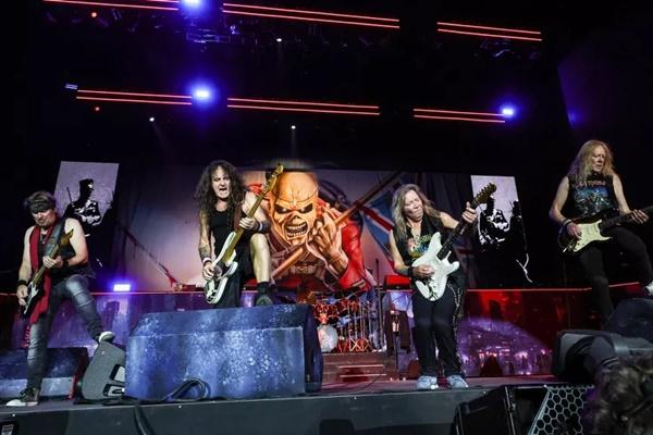 Manajer Iron Maiden Minta Penggemar Simpan Ponsel Mereka Selama Menonton Konser