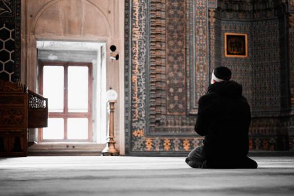 Ilustrasi - Seseorang sedang berdoa (Foto: Unsplash/Imad Alassiry) 