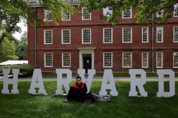 Mahasiswa pascasarjana Jordan Strasser berpose untuk foto sebelum Wisuda ke-374 Universitas Harvard, di Cambridge, Massachusetts, AS, 28 Mei 2025. REUTERS 