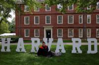 Mahasiswa pascasarjana Jordan Strasser berpose untuk foto sebelum Wisuda ke-374 Universitas Harvard, di Cambridge, Massachusetts, AS, 28 Mei 2025. REUTERS