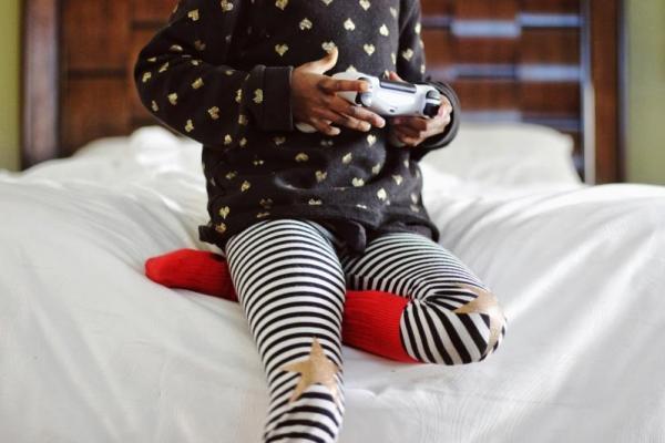 Ilustrasi - ini tips ampuh cara mengatasi anak yang tantrum akibat gadget (Foto: Unsplash/Samantha Sophia) 