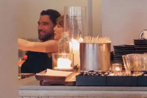 Swiftie `Tertua` Duduk di Sebelah Taylor Swift dan Travis Kelce di Restoran, Begini Reaksinya