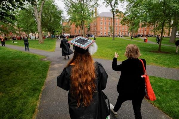 Trump Tangguhkan Masuknya Mahasiswa Asing ke Harvard Selama Enam Bulan