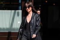 Ditanya Seth Meyers soal Putusnya Hubungan dengan Chris Martin, Ini Kata Dakota Johnson