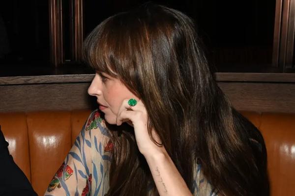 Putus dengan Chris Martin, Dakota Johnson Buang Cincin Pertunangannya
