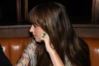 Putus dengan Chris Martin, Dakota Johnson Buang Cincin Pertunangannya