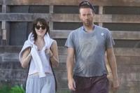 Ini Penyebab Putusnya Hubungan Dakota Johnson dan Chris Martin Setelah 8 Tahun Pacaran