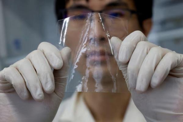 Ilmuwan di Jepang Kembangkan Plastik yang Larut dalam Air Laut dalam Hitungan Jam