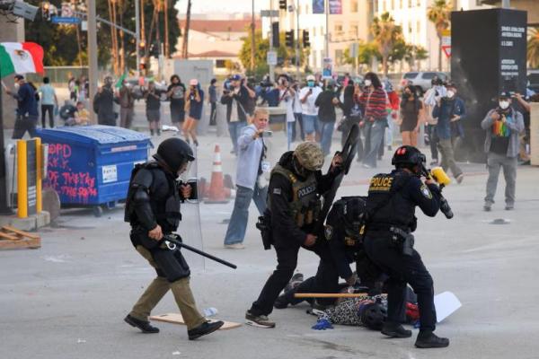 Los Angeles Rusuh Usai Penggerebekan Aparat, Demonstran Merusak Gedung Federal