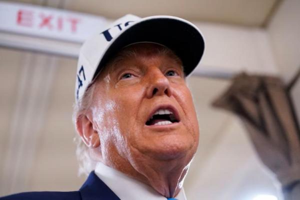 Presiden AS Donald Trump berbicara kepada wartawan di atas Air Force One dalam perjalanan ke New Jersey, AS, 6 Juni 2025. REUTERS 