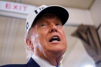 Presiden AS Donald Trump berbicara kepada wartawan di atas Air Force One dalam perjalanan ke New Jersey, AS, 6 Juni 2025. REUTERS