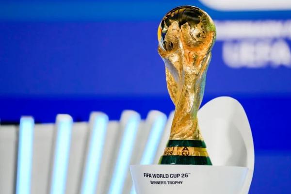 Trofi Piala Dunia FIFA 2026 akan hadir di AS tahun depan, karena finalnya akan diadakan di Stadion MetLife di New Jersey. (FOTO: AP)