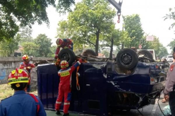 Mobil Pengangkut Uang Terbalik di Klender Jaktim, Dua Orang Terluka