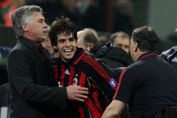 Ilustrasi - Kaka memeluk pelatih Carlo Ancelotti (Foto: AFP via Getty Images) 