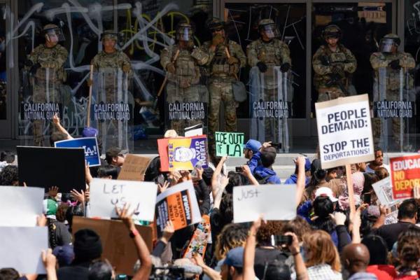 Orang-orang menghadiri unjuk rasa menentang razia imigrasi federal, di pusat kota Los Angeles, California, AS, 9 Juni 2025. REUTERS 