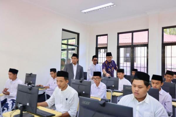 Tinjau Program BLKK di Ponpes Ar Royyan, Ibas Dorong Santri Melek Teknologi 