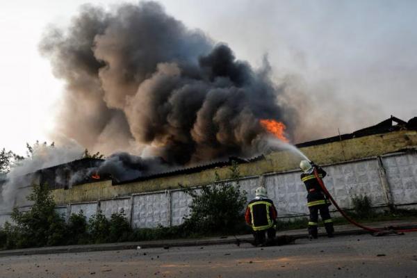 Petugas pemadam kebakaran bekerja di lokasi serangan pesawat nirawak Rusia, di Kyiv, Ukraina 10 Juni 2025. REUTERS 