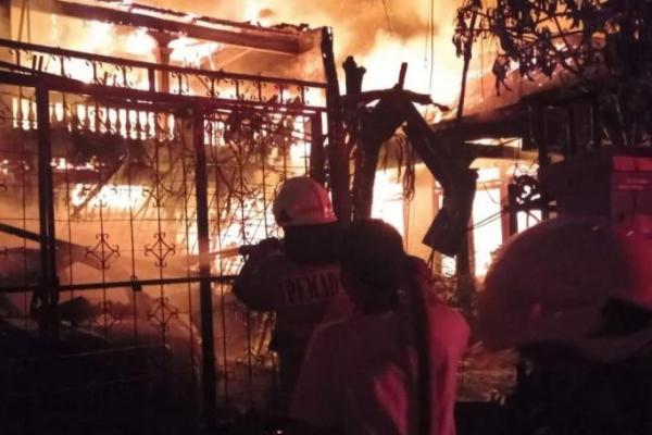 Kebakaran Hanguskan 1 Rumah dan 3 Kios di Kramat Jati