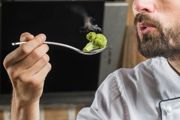Jangan Ditiup! Ini Alasan Islam Melarang Meniup Makanan Panas