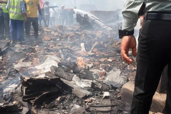Puing-puing terlihat di lokasi jatuhnya pesawat Air India 171 di daerah pemukiman dekat bandara di Ahmedabad pada 12 Juni 2025. (FOTO: AFP) 