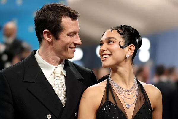 Dua Lipa Terobsesi Cincin Pertunangannya dengan Callum Turner