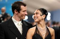 Dua Lipa Terobsesi Cincin Pertunangannya dengan Callum Turner