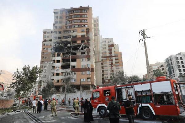 Petugas pemadam kebakaran bekerja di lokasi bangunan yang rusak setelah serangan Israel, di Teheran, Iran, 13 Juni 2025. WANA via REUTERS 