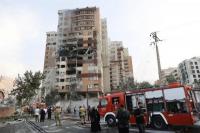 Petugas pemadam kebakaran bekerja di lokasi bangunan yang rusak setelah serangan Israel, di Teheran, Iran, 13 Juni 2025. WANA via REUTERS