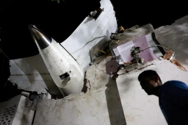 Pesawat Air India Dreamliner Jatuh di Asrama Kampus Ahmedabad, 240 Orang Tewas