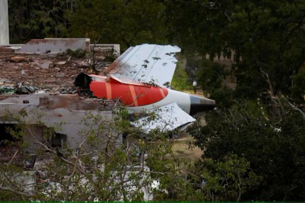 Ekor pesawat Air India Boeing 787 Dreamliner yang jatuh terlihat tersangkut di sebuah gedung setelah insiden di Ahmedabad, India, 12 Juni 2025. REUTERS 