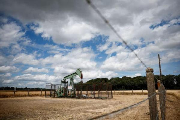 Sebuah pompa minyak beroperasi di lokasi Vermilion Energy di Trigueres, Prancis, 14 Juni 2024. REUTERS 