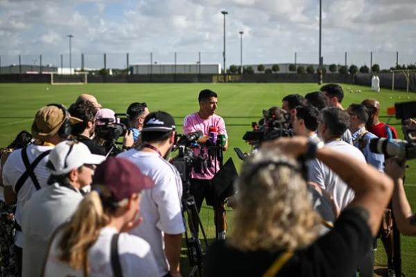 Penyerang Inter Miami asal Uruguay Luis Suarez berbicara kepada media selama sesi latihan menjelang pertandingan sepak bola Grup A Piala Dunia Antarklub 2025 melawan Al Ahly dari Mesir. (FOTO: AFP) 